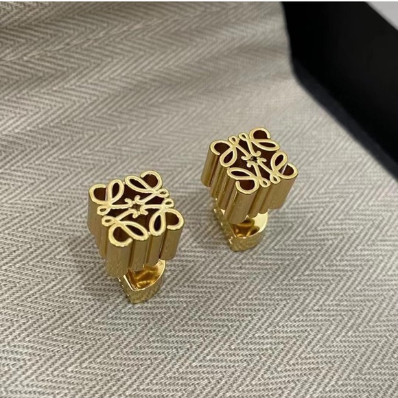 NWOT “L” Inspired 18K Gold Square Cubic Hole Hollow Textured Stud Earrings - Picture 5 of 9